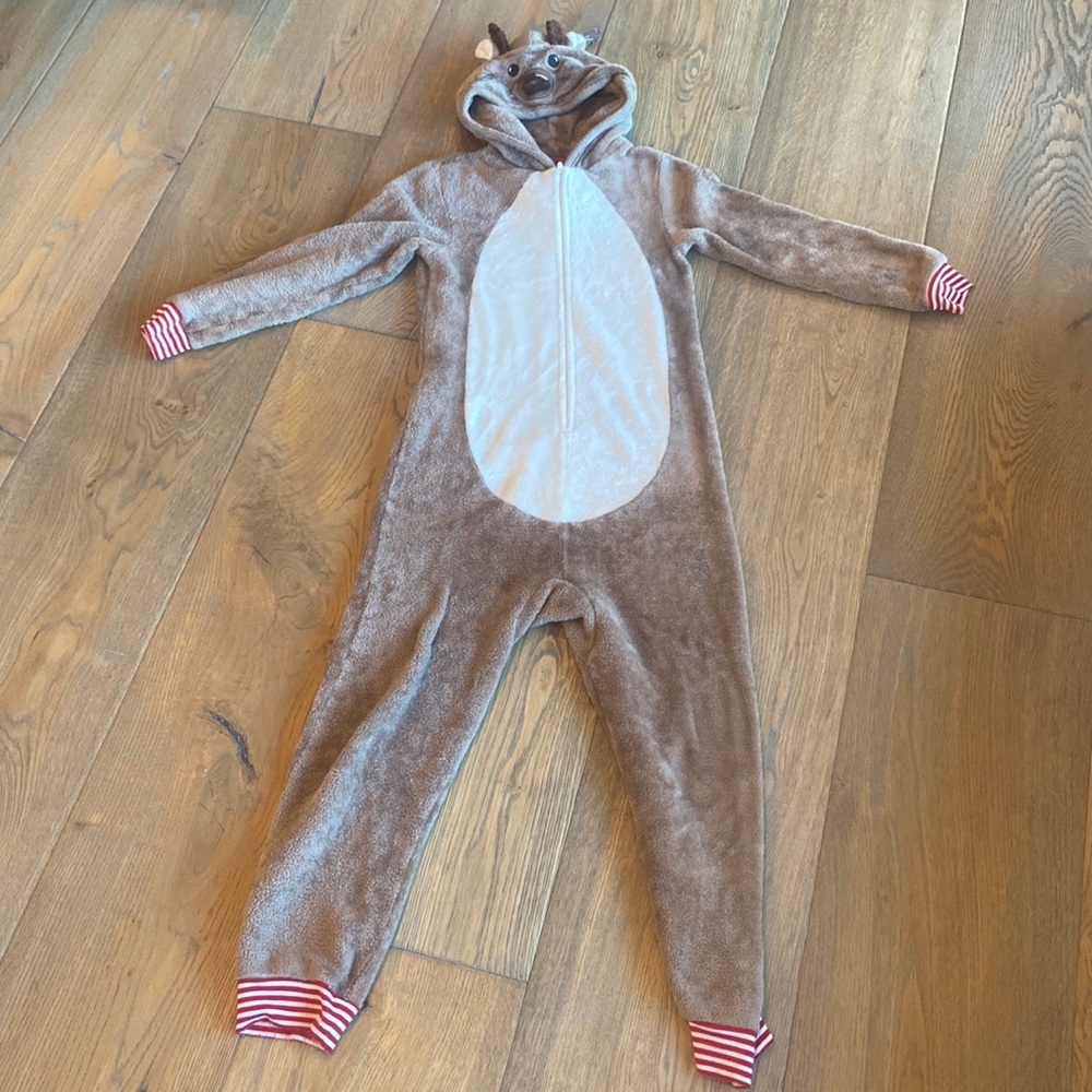 Excellent condition Boy 8/10 reindeer onesie